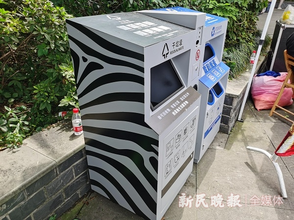 图说：带有动物元素的垃圾桶亮相上海动物园 金旻矣  摄