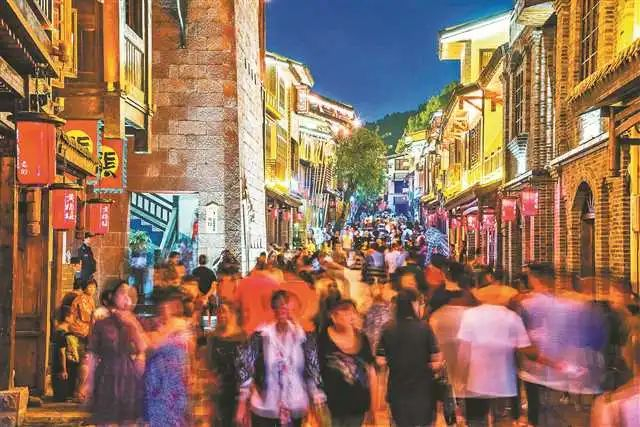 黄桷垭老街人潮如织。/黄桷垭老街景区供图