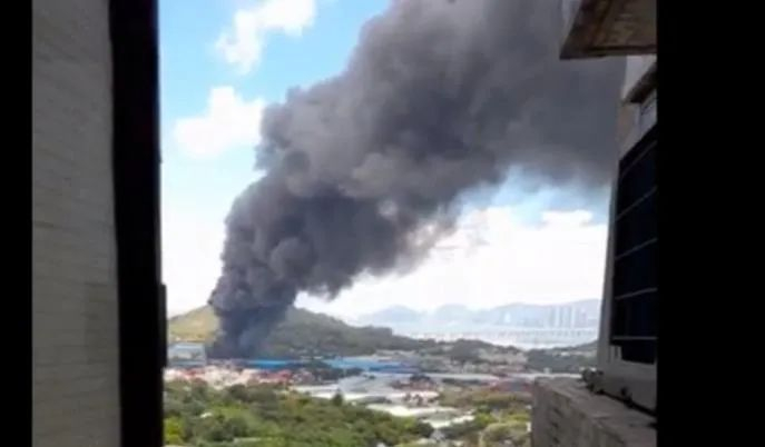 香港突发火灾!南山福田清晰可见浓烟(含视频)_手机新浪网