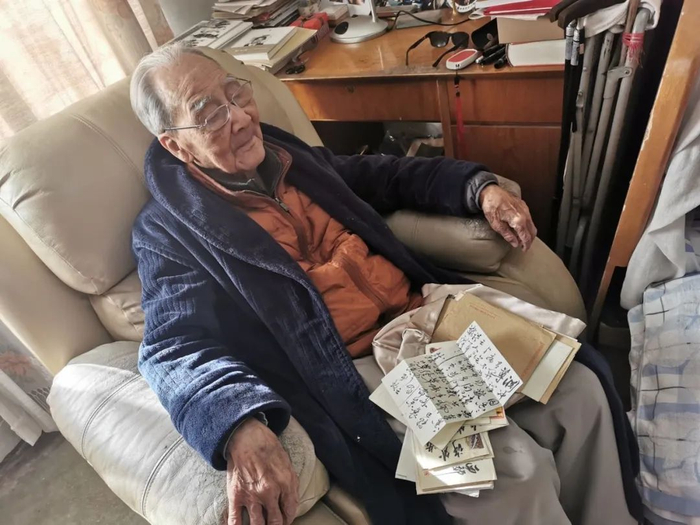 许渊冲在翻看钱钟书写给他的信。张渺摄