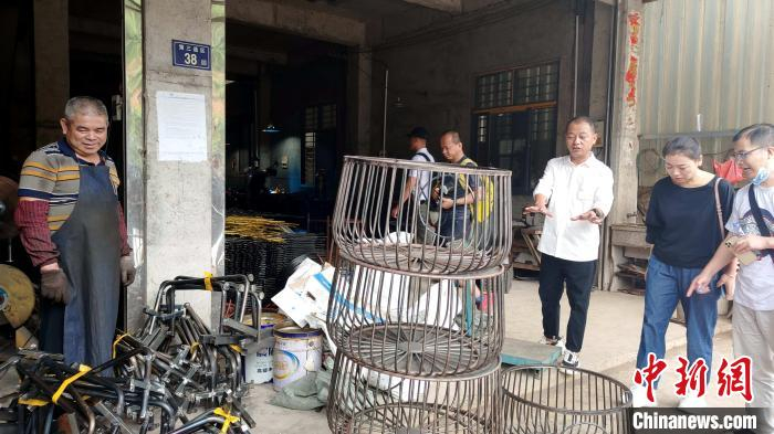 记者实地走访生产车间。　杨伏山 摄