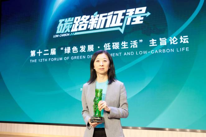 台达上海公共事务部高级总监吴美慧代表公司领奖（图片源自：中国经济新闻网）