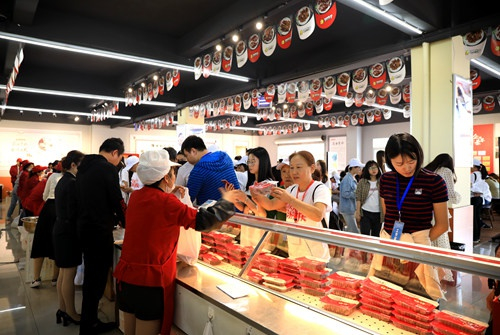 游客在百年张鸭子展示区购买张鸭子系列产品。熊伟摄
