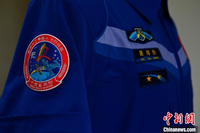 东华大学航天员服装研发设计团队为保障航天员太空和地面工作生活全过程设计了系列专用服装。　东华大学 摄