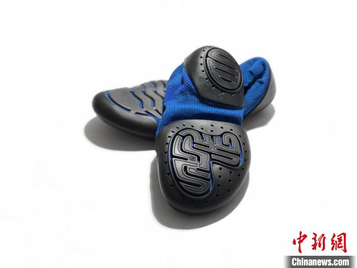 舱内鞋的点睛之笔在于鞋底。　东华大学 摄