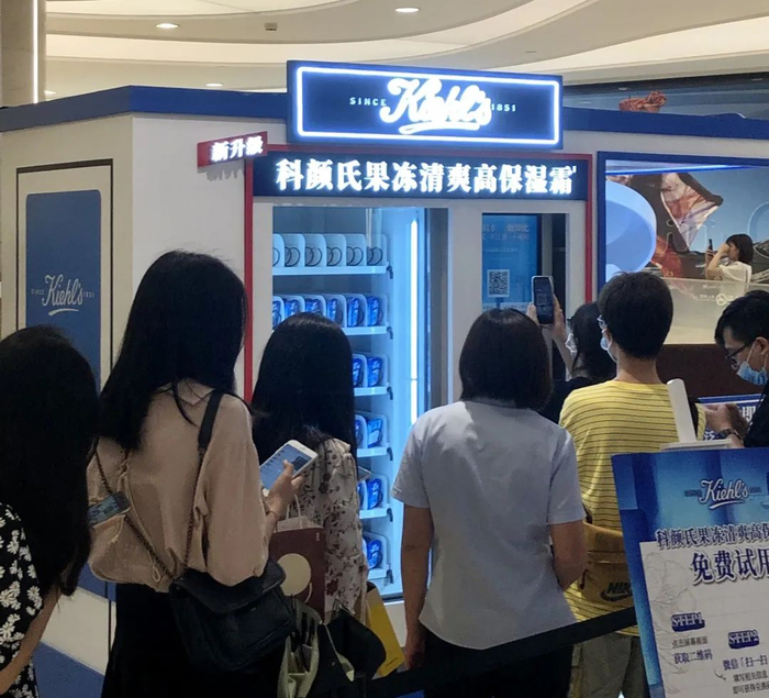 △ 2021 年 5 月 19 日，正在广州天环广场里排队等待领取免费小样的人们。图片拍摄 | 朱可殷