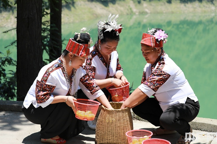 图为剑河县柳川镇镇江村村民将刚采摘的水果进行装框。（央广网发 杨家孟 摄）