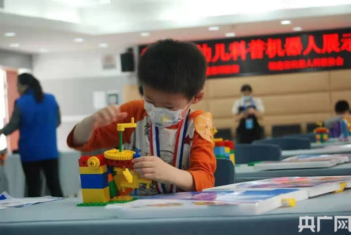 幼儿科普机器人展示活动打造“家门口科学社”（央广网发 主办方供图）
