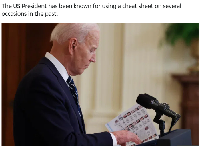拜登曾被多次发现拿“小抄”。《太阳报》网站截图