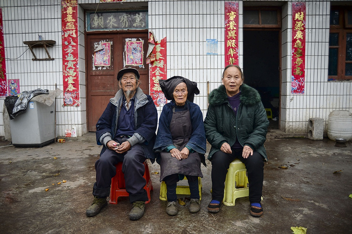 德良（右一）与父母的合影。 图片均为受访者供图