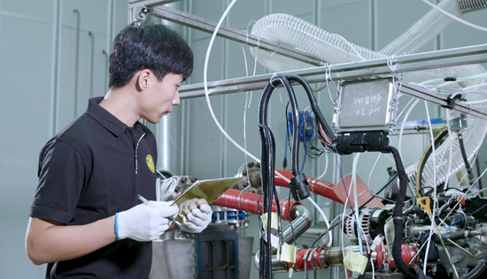 在清华大学苏州汽车研究院，一名青年汽车工程师正在进行排放后处理试验。