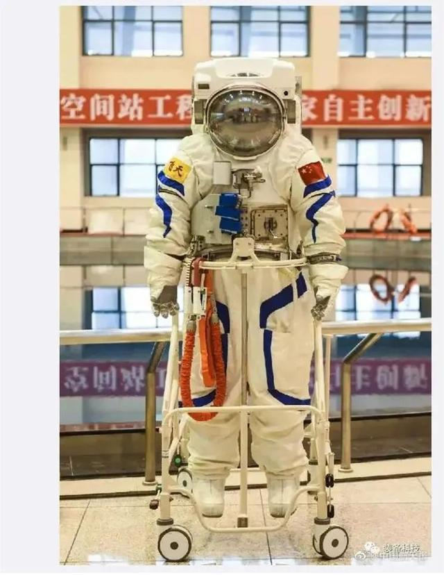 全新一代“飞天”舱外航天服 （图片来源：中国航天报微博） 