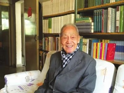 △许渊冲在书架前