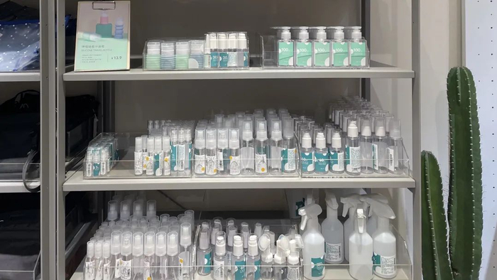 △ 市面上还有许多分装瓶出售，这些分装瓶的规格从 5 毫升到 20 毫升不等，种类繁多，几乎涵盖所有类型的美妆产品包装，可以让人们自制旅行装或小样。图片拍摄 | 林洵