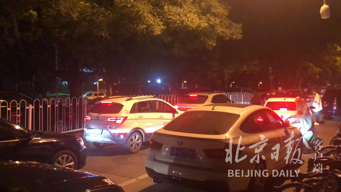 凌晨的工人体育场西路上，因为拥堵，带着情绪的汽车鸣笛声此起彼伏。
