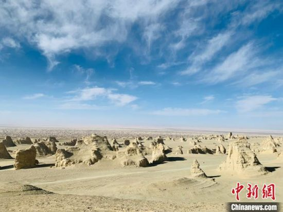 图为俄博梁雅丹地貌群。　孙睿　摄