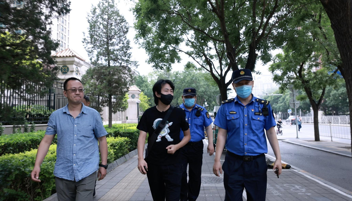 媒体搭建平台，街乡部门响应，五方联手共破难题。
