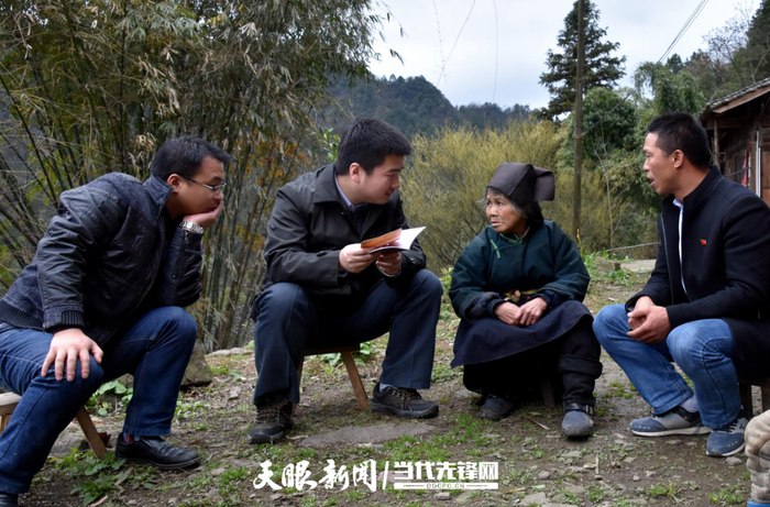  徐刘蔚（左二）与贫困户交流（来源：天眼新闻）