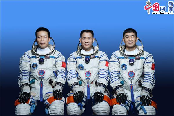 神舟十二号飞行任务乘组：聂海胜（中）、刘伯明（右）、汤洪波（左）。 新华社 徐部 摄