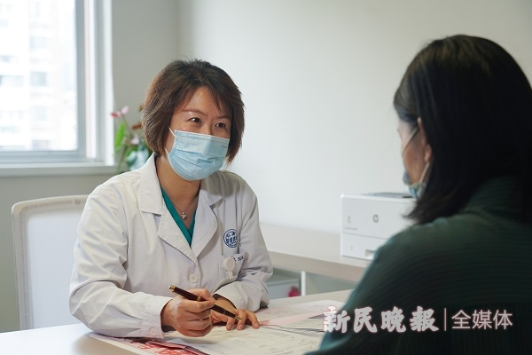 图说：仁济医院生殖医学科主任孙贇接诊咨询