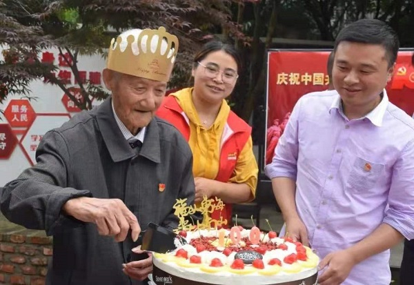 图说：为老党员拍照留纪念