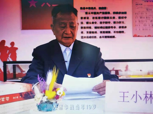 图说：为抗美援朝老战士录制视频 来源/汤妙兴 摄（下同）