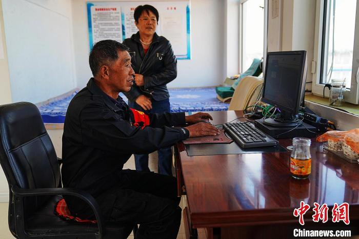 崔广平在查看江面监控画面。　付灿东 摄