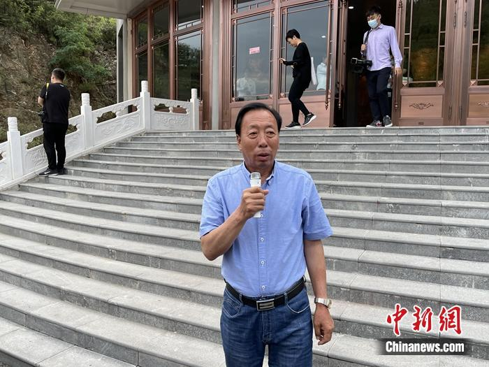 内丘县岗底村党总支书记杨双牛接受媒体采访。中新网记者 吴涛 摄