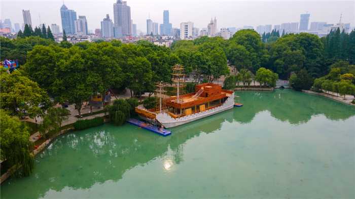 为了重现三国古战场的历史场景，逍遥湖边建造了一艘仿古战船。