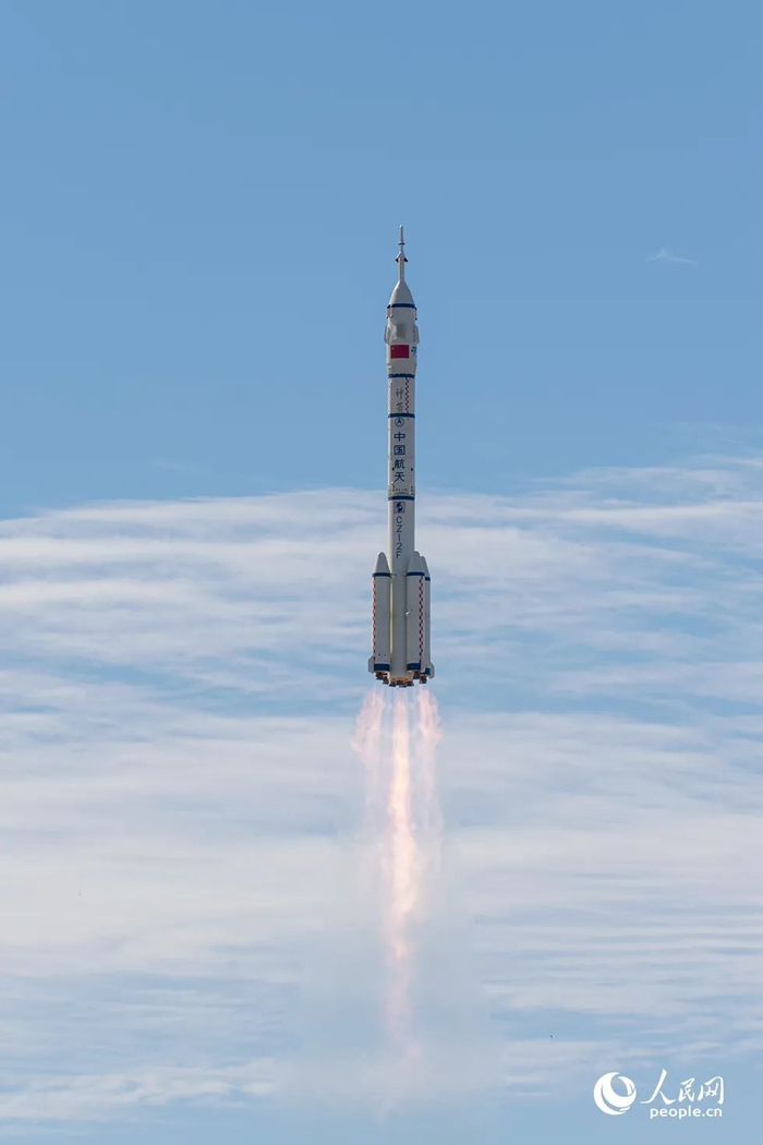搭载着神舟十二号载人飞船的长征二号F遥十二运载火箭在酒泉卫星发射中心点火升空。人民网记者 翁奇羽 摄