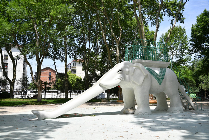 大象滑滑梯经过修复已经原貌恢复。