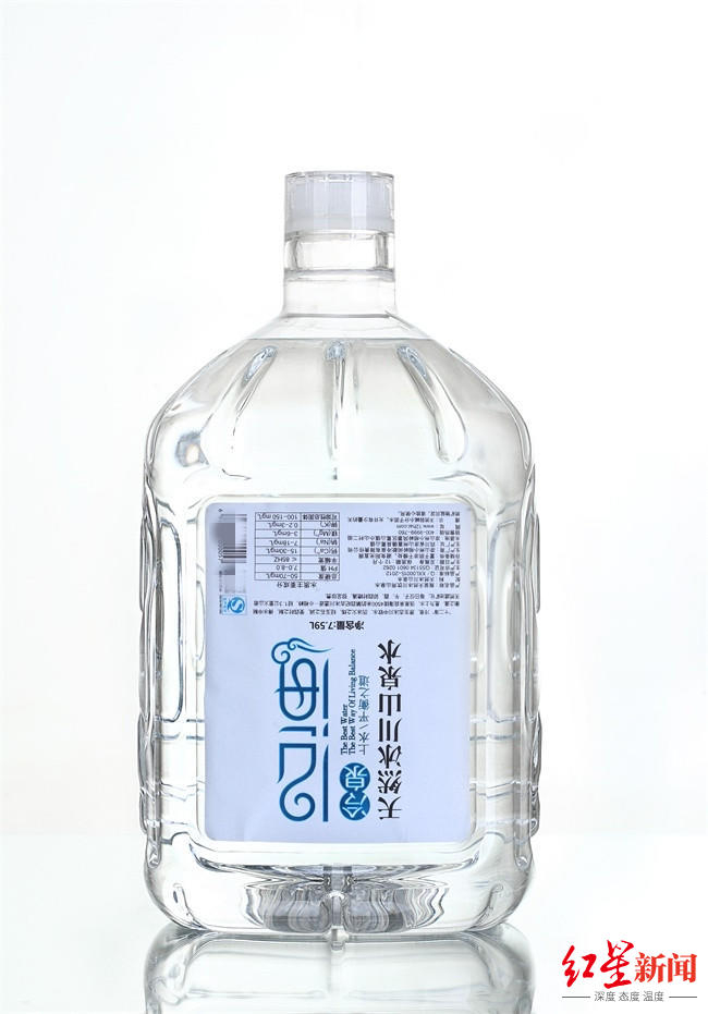 ▲李女士购买的饮用水。