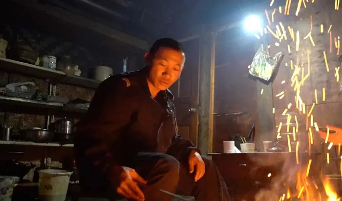 唐小聪往火堆里添柴