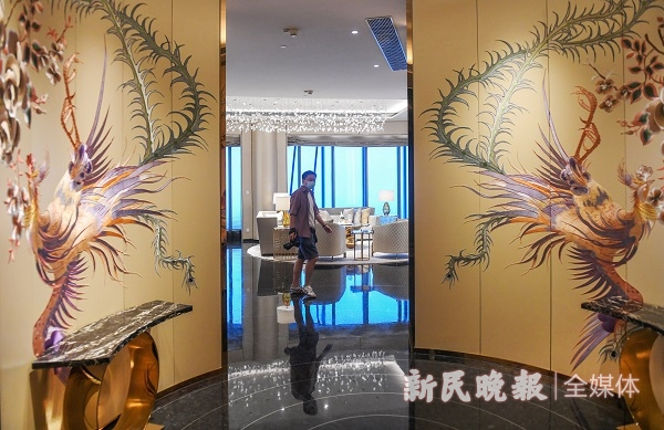 图说：酒店客房门口的装饰