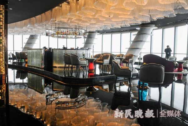 图说：酒店位于120层的餐厅 新民晚报记者 陶磊 摄（下同）