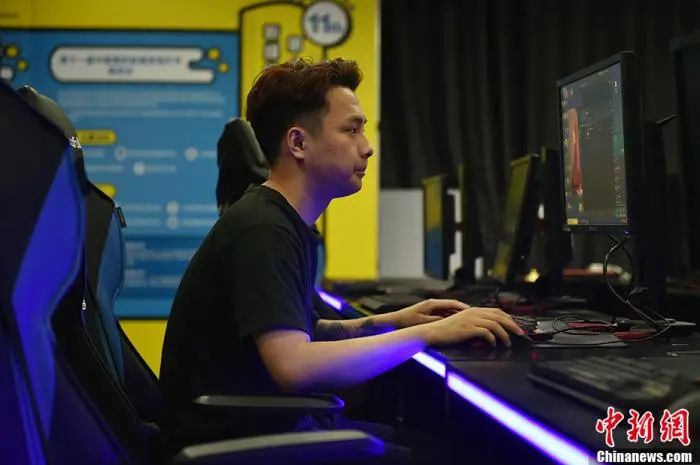  周新宇在打游戏。中新网记者 李骏 摄