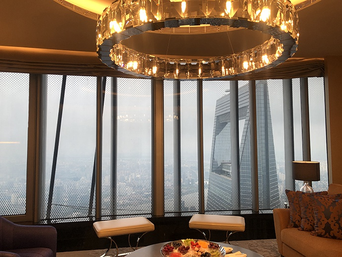 窗外是上海标志性建筑。本文图片除署名外均为 澎湃新闻记者 邹娟 摄