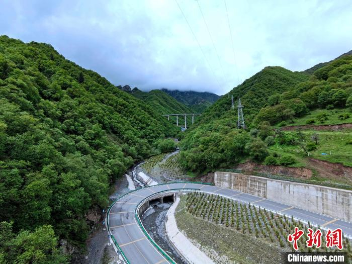 图为蜿蜒在山间的扎碾公路。　李隽 摄