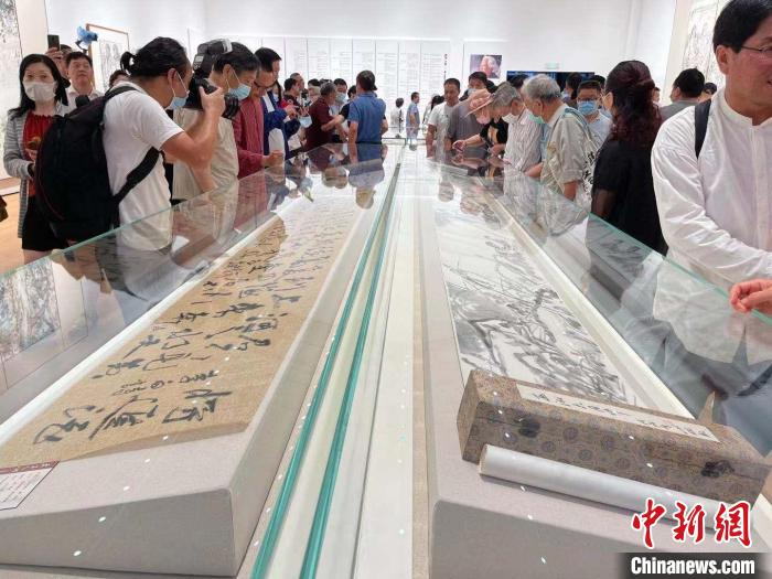 展览现场人头攒动。　童笑雨 摄