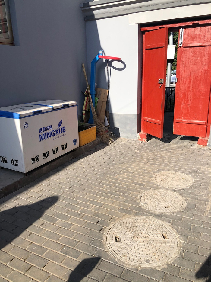 朝阳门南小街205号院入院处原有的煤棚、杂物已经清理