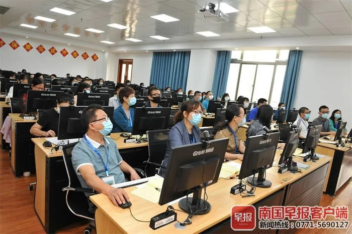 ▲评卷教师正在进行评卷工作。