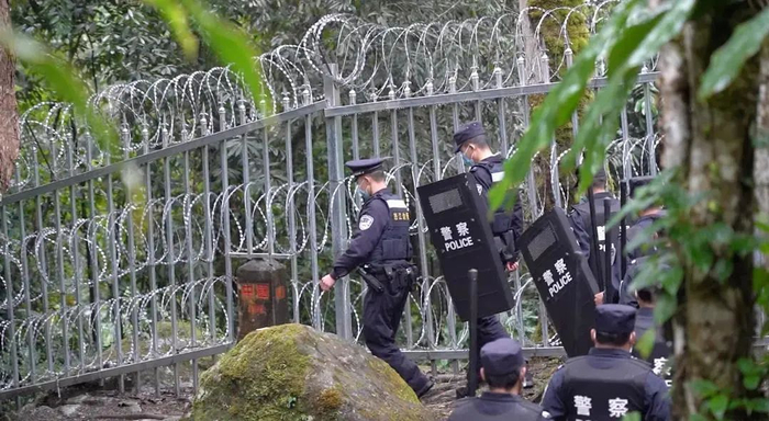 派出所民警在边境线上巡逻