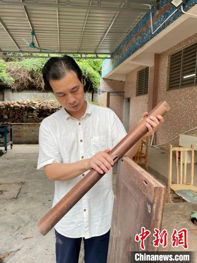 李化林介绍荔枝木。增城区委宣传部 供图