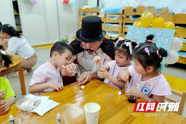 孩子们做科学实验。图源：红网