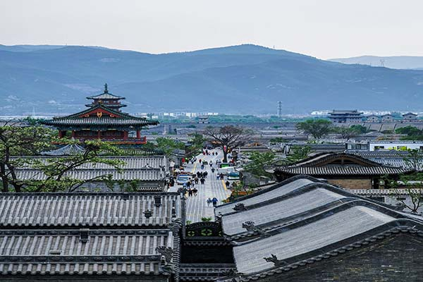 古县城依靠西山的美景