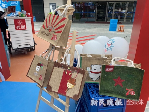 图说：“光明牌70年时光记忆”主题快闪店 新民晚报记者 张钰芸 摄