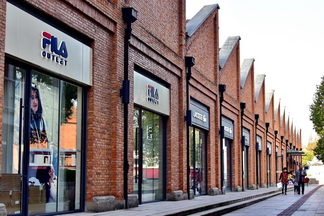 （位于杨浦老工业区的上海国际时尚中心，由昔日“国营上海第十七棉纺织厂”改建而来。摄影/章轲）