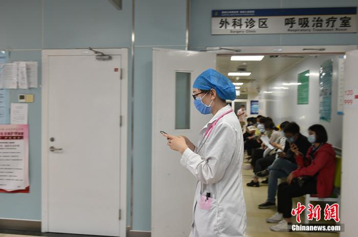 郑宝英正在去门诊的路上 中新网记者 翟璐 摄