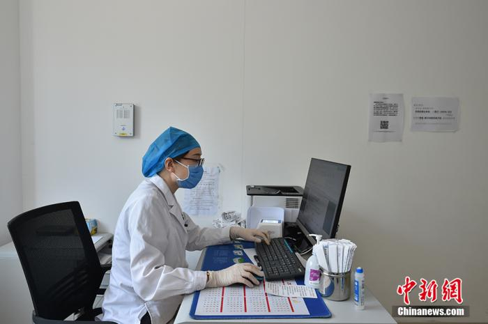 郑宝英正在门诊工作 中新网记者 翟璐