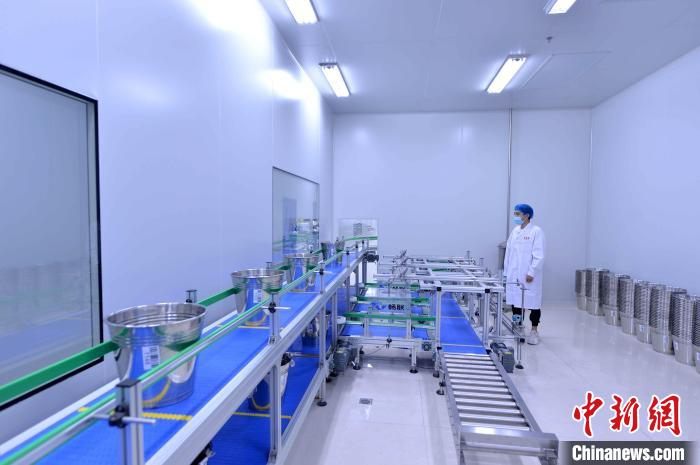 “智慧中药房”不仅让药房运转更高效，还使药师从繁忙的抓药工作中解脱出来。　杜伟 摄